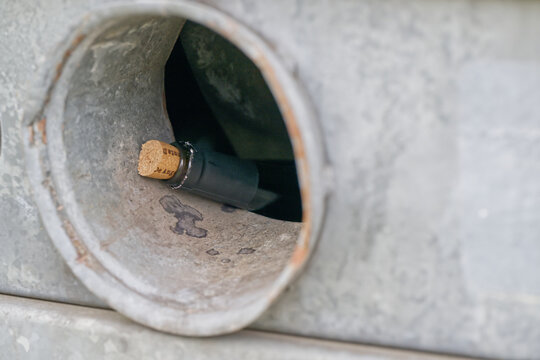 In the insertion hole of a glass container carry out the top of a wine bottle including the cork