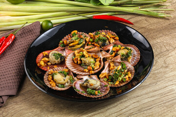 Baked scallops with scalion oil
