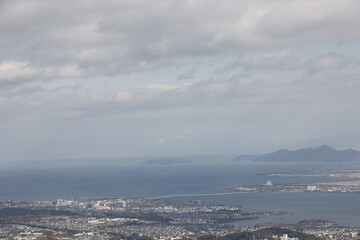 山頂から眺めた湖と街の風景