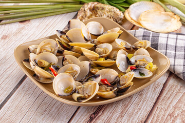 Boiled fresh clams with lemongrass