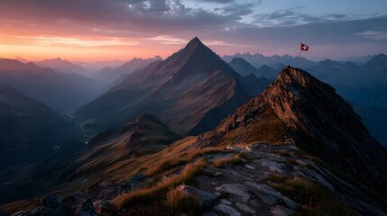 Schweizer Flagge auf Berggipfel im Licht des Sonnenuntergangs mit Alpenpanorama
