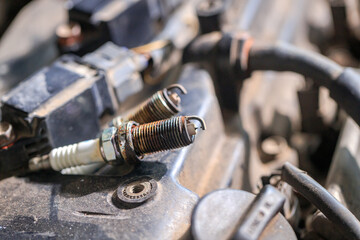 Spark plugs for gasoline engines that are old and have expired will cause incomplete combustion in the engine, in soot and dirt. Changing spark plugs can maintain and extend the life of the engine