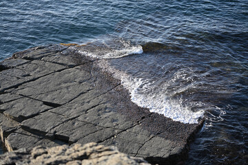 大きな岩に打ち寄せる波