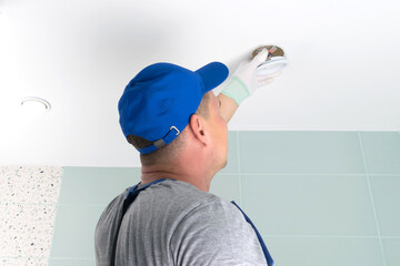 the master fixes the fault of the built-in light fixture of the suspended ceiling