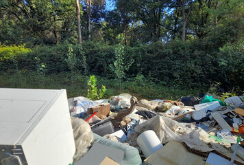 Discarica abusiva per strada - maleducazione