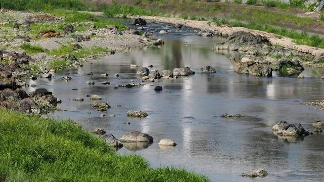 岩が点在する猪名川の風景