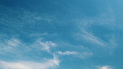 Obraz premium Time lapse. A Serene and Calming Blue Sky with Wispy Clouds Beautifully Captured in Stages Timelessly