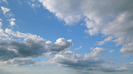 Obraz premium A stunningly beautiful blue sky adorned with fluffy white clouds floating peacefully above