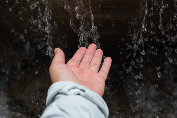 水で手を冷やす