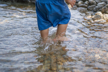 水と子供の足