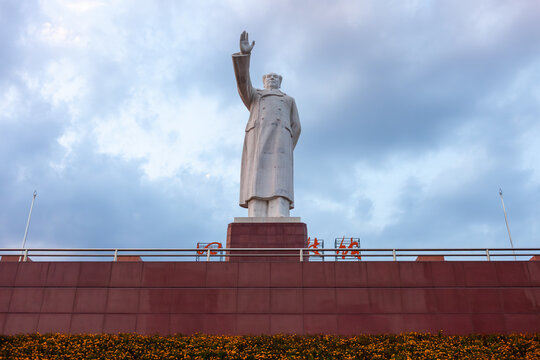 The Mao Zedong Statue is a marble sculpture located in Tianfu Square in Chengdu, Sichuan, China. 