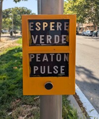 Botón para peatones en un semáforo en un cruce de calles en Madrid, España 