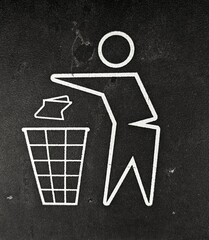 Símbolo de persona tirando un papel en un contenedor de basura 