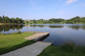 Le lac d'Arfeuille ou plan d'eau d'Arfeuille sur la rivière la Loue, village de Saint Yrieix la Perche, département de la Haute Vienne, France