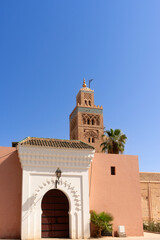 Obraz premium Entrada a la mezquita Koutoubia en la ciudad de Marrakech, Marruecos