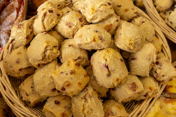 Gros plan sur des pâtisseries artisanales aux finitions délicates, réalisées par un pâtissier professionnel avec des ingrédients de qualité.