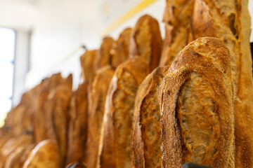 Gros plan sur des baguettes de pain artisanales fraîchement sorties du four, réalisées par un...