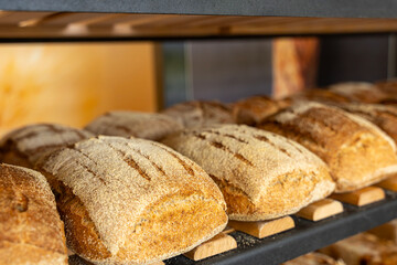 Gros plan sur des pains spéciaux aux farines variées, réalisés par un boulanger artisan avec un...