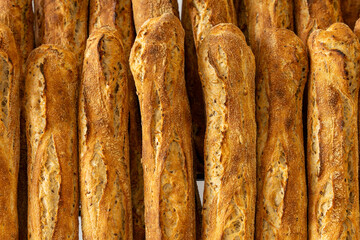 Gros plan sur des baguettes de pain artisanales fraîchement sorties du four, réalisées par un...