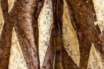 Gros plan sur des pains spéciaux aux farines variées, réalisés par un boulanger artisan avec un...