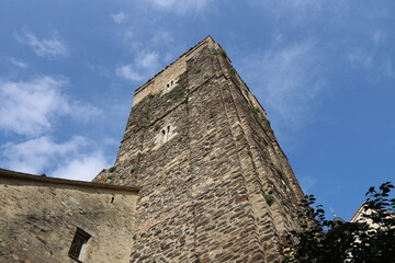 Tour du Plô, ancien donjon en pierre médiéval, village de Saint Yrieix la Perche, département...