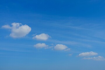 青空に浮かぶ五つの小さな雲