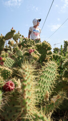 Mujer entre cactus en Cabo de Gata