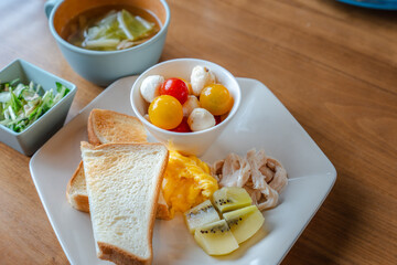 Healthy Western Breakfast Plate with Toast and Mozzarella / トーストとモッツァレラの洋風朝食プレート
