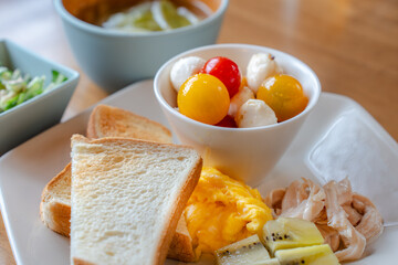 Healthy Western Breakfast Plate with Toast and Mozzarella / トーストとモッツァレラの洋風朝食プレート
