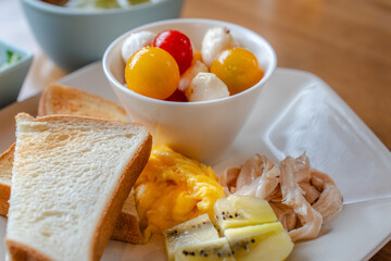Healthy Western Breakfast Plate with Toast and Mozzarella / トーストとモッツァレラの洋風朝食プレート
