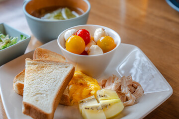Healthy Western Breakfast Plate with Toast and Mozzarella / トーストとモッツァレラの洋風朝食プレート
