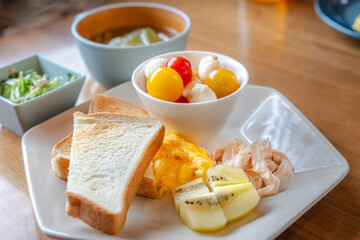 Healthy Western Breakfast Plate with Toast and Mozzarella / トーストとモッツァレラの洋風朝食プレート
