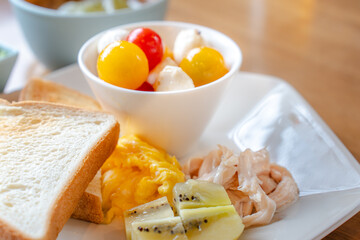 Healthy Western Breakfast Plate with Toast and Mozzarella / トーストとモッツァレラの洋風朝食プレート
