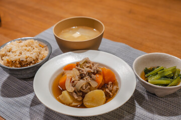Nikujaga - Japanese Meat and Potato Stew Dinner / 和風肉じゃが定食の夕食