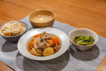 Nikujaga - Japanese Meat and Potato Stew Dinner / 和風肉じゃが定食の夕食