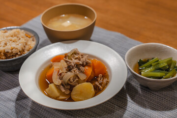Nikujaga - Japanese Meat and Potato Stew Dinner / 和風肉じゃが定食の夕食