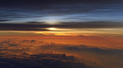 Obraz premium Breathtaking sunrise above clouds. Neural network AI generated