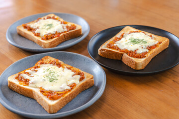 Cheese Toast with Meat Sauce for Breakfast / ミートソースチーズトーストの朝食
