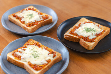 Cheese Toast with Meat Sauce for Breakfast / ミートソースチーズトーストの朝食
