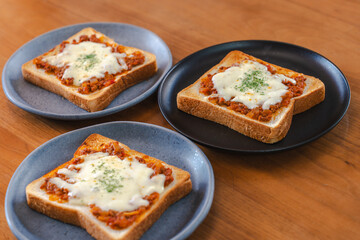 Cheese Toast with Meat Sauce for Breakfast / ミートソースチーズトーストの朝食
