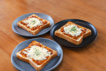 Cheese Toast with Meat Sauce for Breakfast / ミートソースチーズトーストの朝食
