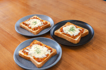 Cheese Toast with Meat Sauce for Breakfast / ミートソースチーズトーストの朝食
