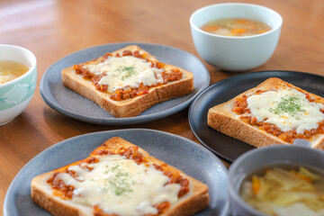 Cheese Toast with Meat Sauce for Breakfast / ミートソースチーズトーストの朝食
