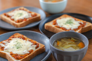 Cheese Toast with Meat Sauce for Breakfast / ミートソースチーズトーストの朝食
