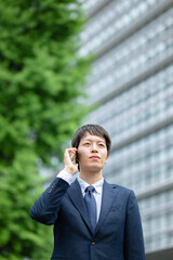 スマホで通話するビジネスマン
