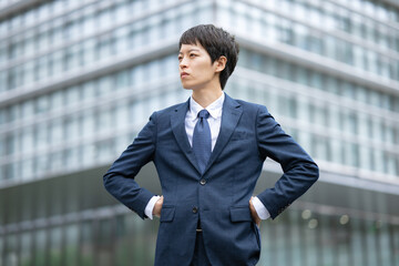 スーツを着ている男性