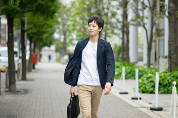 街を歩くビジネスマン