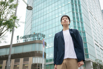 街を歩く若い男性