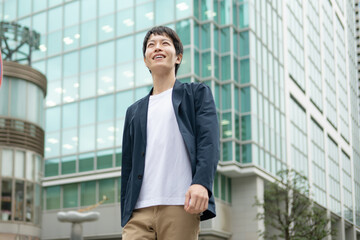 笑顔の若い男性