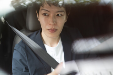 車に乗る男性